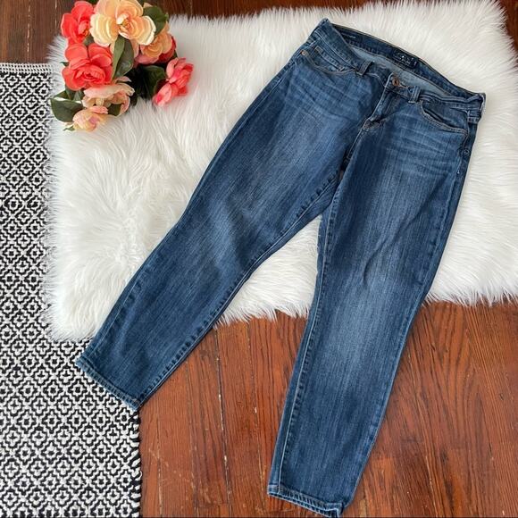 Lucky Brand Jeans Sofia Skimmer Size 8/29 Medium Wash Crop Capri - Picture 1 of 7